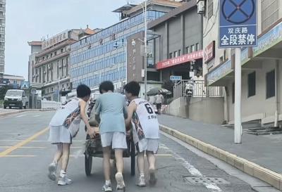 十堰郧阳：三名少年善心援手助老人