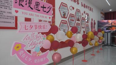 七夕新人登记领证忙  郧阳区婚姻登记处“喜气爆棚”