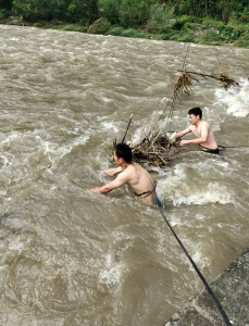 干线受损严重！他俩毫不犹豫蹚进湍急的河流……