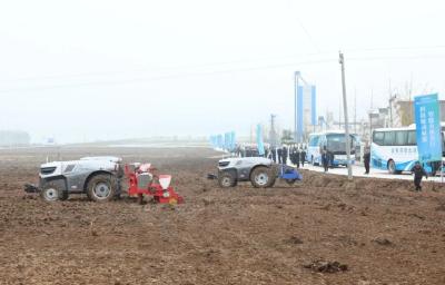 全国农垦智能农机试验示范技术交流培训会在郧阳举办 与会人员进行实地观摩