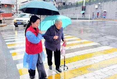 郧阳区城关镇：雨中“志愿红” 筑牢文明交通安全防线
