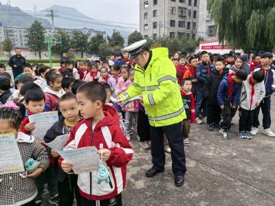 郧阳交管交通安全进校园护航学生健康成长