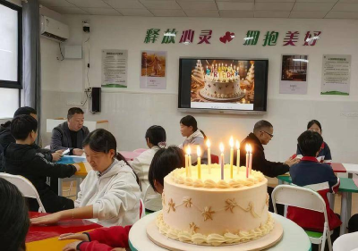 谭山镇初级中学开展集体生日会关爱活动