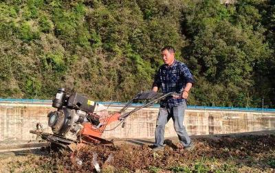 郧阳区青曲镇：抢抓晴天忙秋播