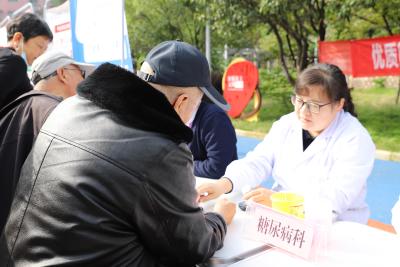 郧阳区中医医院开展“优质医养，情暖社区”重阳节公益活动