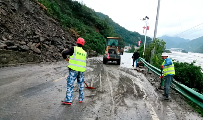 郧阳区：以“迅”应“汛”危岩下的抢通攻坚战