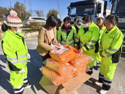 郧阳区妇联：慰问环卫女工 送御寒“母亲邮包”