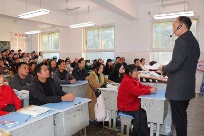 郧阳区实验中学：家校携手共话“育儿经”