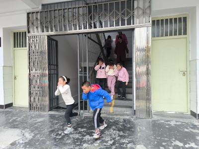 郧阳区城关一小举行消防安全演练，筑牢校园安全“防火墙”