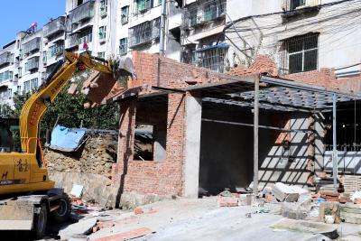 郧阳区柳陂镇：干群齐上阵 小区换新颜