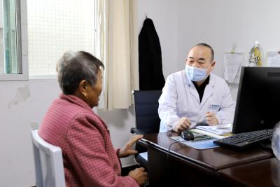 区中医医院周军：三十载深耕皮肤领域 以仁心妙手护百姓肌肤健康