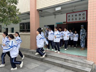 郧阳区一中举行秋季应急疏散演练活动