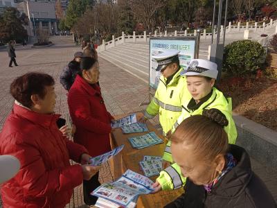 郧阳交管多形式开展122“全国交通安全日”宣传活动