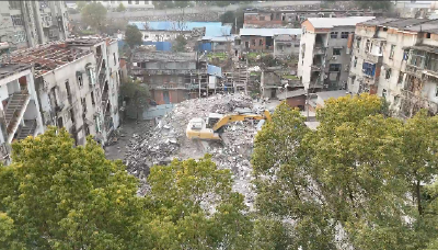 郧阳区拆除城关镇解放路陵园巷两处老旧危房