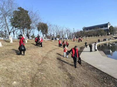 郧阳区残联助残阳光志愿服务队开展守水护水志愿服务活动