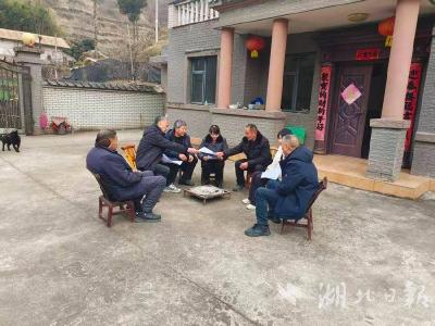 郧阳区青曲镇：敲门送暖护平安 织密冬季安全网