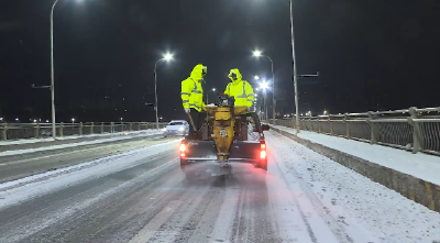 郧阳区：部门联动铲冰除雪 确保群众安全出行