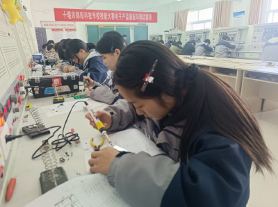 郧阳科技学校：赛学融合练真功