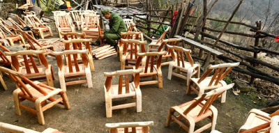 六旬匠人守匠心四十余载 手工木椅情暖郧阳乡邻