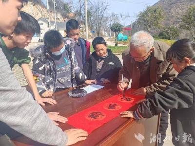 郧阳区刘洞镇：翰墨迎新春 文明润乡村