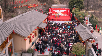 里三层、外三层！这里的村晚太热闹了~