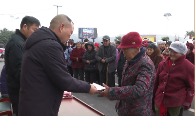 郧阳区谭山镇高杨村爱心人士为70岁老人送上敬老金