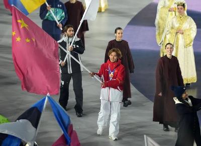 苏翊鸣高举五星红旗入场！冬奥会闭幕