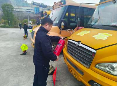 郧阳交管开展校车安全“大体检”