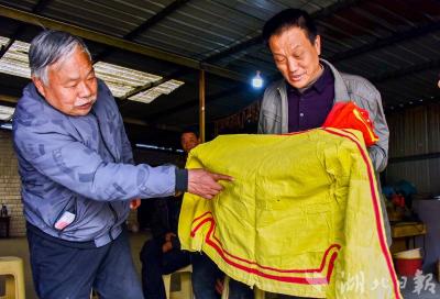 百年技艺焕新彩 郧阳李家班手工扎制传统龙灯