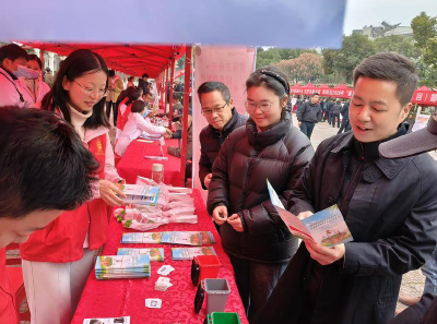 市生态环境局郧阳分局开展学雷锋纪念日主题宣传活动