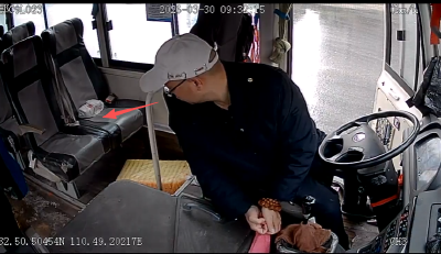 乘客大意丢失四万元现金 公交司机拾金不昧及时归还