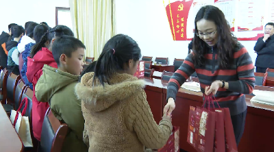 检察机关开展“巾帼护苗”关爱活动