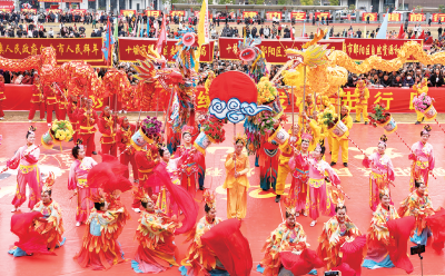 跃马踏春歌盛世 花灯璀璨耀汉江 ——郧阳区开展元宵节民俗花灯秧歌展演巡游活动