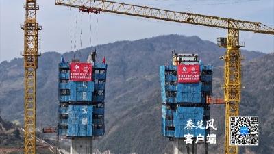 世界之最！十巫南高速新洲特大桥主墩索塔顺利封顶