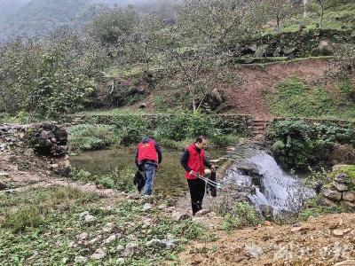 郧阳区谭家湾镇青山村：“志愿红”守护河道清