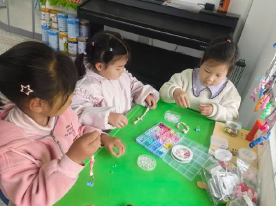 郧阳区五峰乡安城幼儿园：巧手串珠 编织童趣