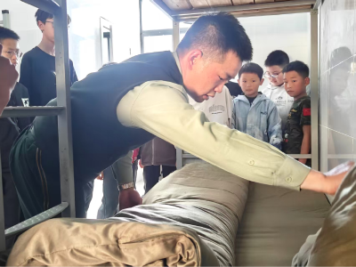 郧阳区鲍峡镇中心小学：迷彩思政进课堂 叠出少年硬作风