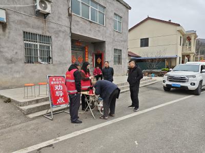 谭家湾镇青山村：文明祭扫除陋习 绿色清明树新风