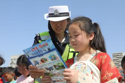 郧阳交管配送“安全套餐”进校园守护学生平安