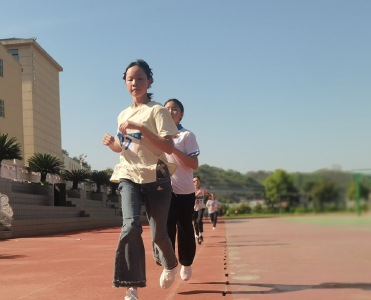 五峰乡九年一贯制学校：活力满校园 运动展风采