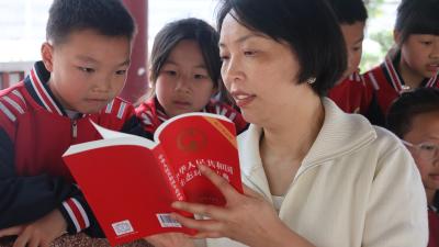 郧阳区城关三小：世界读书日 与法典“童”行