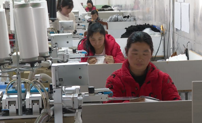 十堰芊瑶针织有限公司：袜业车间忙生产