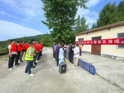 郧阳区杨溪铺镇开展地质灾害应急避险实战演练