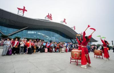 万人包机游首航入堰，27架次包机架起十堰文旅“空中走廊”