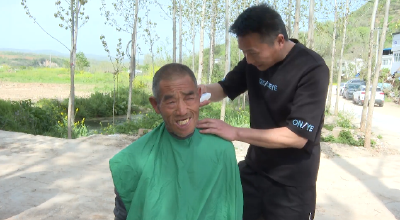 校祖强：为村民免费理发暖乡邻