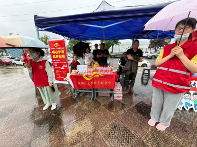郧阳区：雨中护考显担当 志愿服务暖人心
