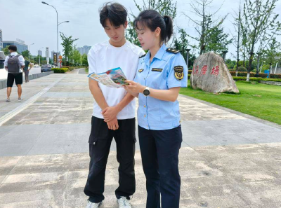 市生态环境局郧阳分局开展“送法典”宣传活动