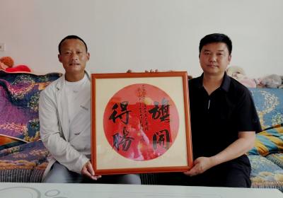 郧阳区茶店镇：翰墨寄深情 暖心助高考