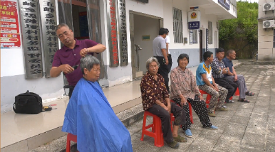 党旗飘扬践初心｜华荣合：点滴服务显担当