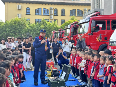 “童”行消防队 致敬“火焰蓝”
